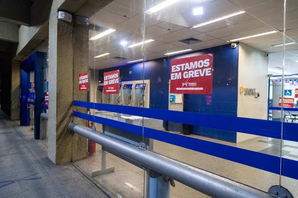 Agência da Caixa fechada e com adesivos de greve no Centro do Recife/Karol Rodrigues/ DP Foto