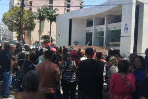 Professores tempor&aacute;rios fazem mobiliza&ccedil;&atilde;o em frente &agrave; Alepe ap&oacute;s desligamentos