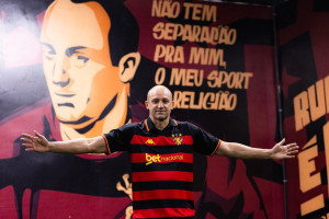 Magr&atilde;o, &iacute;dolo e ex-goleiro do Sport