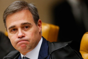 Ap&oacute;s Lula dar uma declara&ccedil;&atilde;o p&uacute;blica pedindo a quebra integral do sigilo da investiga&ccedil;&atilde;o, petistas entoaram o coro cr&iacute;tico contra Mendon&ccedil;a