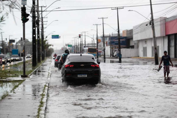 Trecho da Imbiribeira fica alagado após fortes chuvas