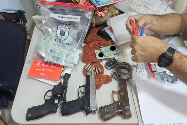 Durante as buscas, os policiais apreenderam uma arma de fogo, dois simulacros e R$ 45 mil em dinheiro 