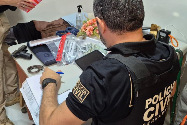 Durante as buscas, os policiais apreenderam uma arma de fogo, dois simulacros e R$ 45 mil em dinheiro