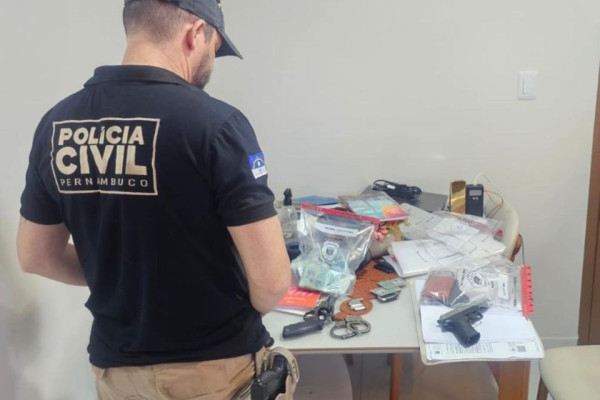 Durante as buscas, os policiais apreenderam uma arma de fogo, dois simulacros e R$ 45 mil em dinheiro