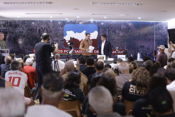 João Campos na sede do Sinpol