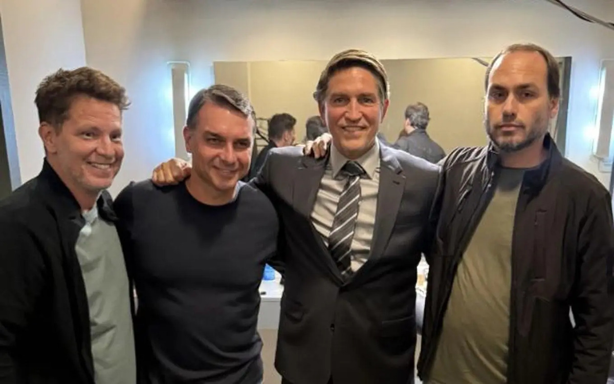 Mario Frias, Fl&aacute;vio Bolsonaro, Jim Caviezel e Carlos Bolsonaro/Reprodu&ccedil;&atilde;o