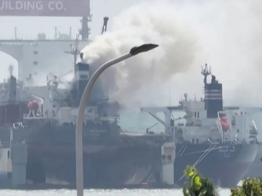 Incêndio teve início durante um processo de reparos no referido estaleiro/Qingdao WoLin Packaging / AFP