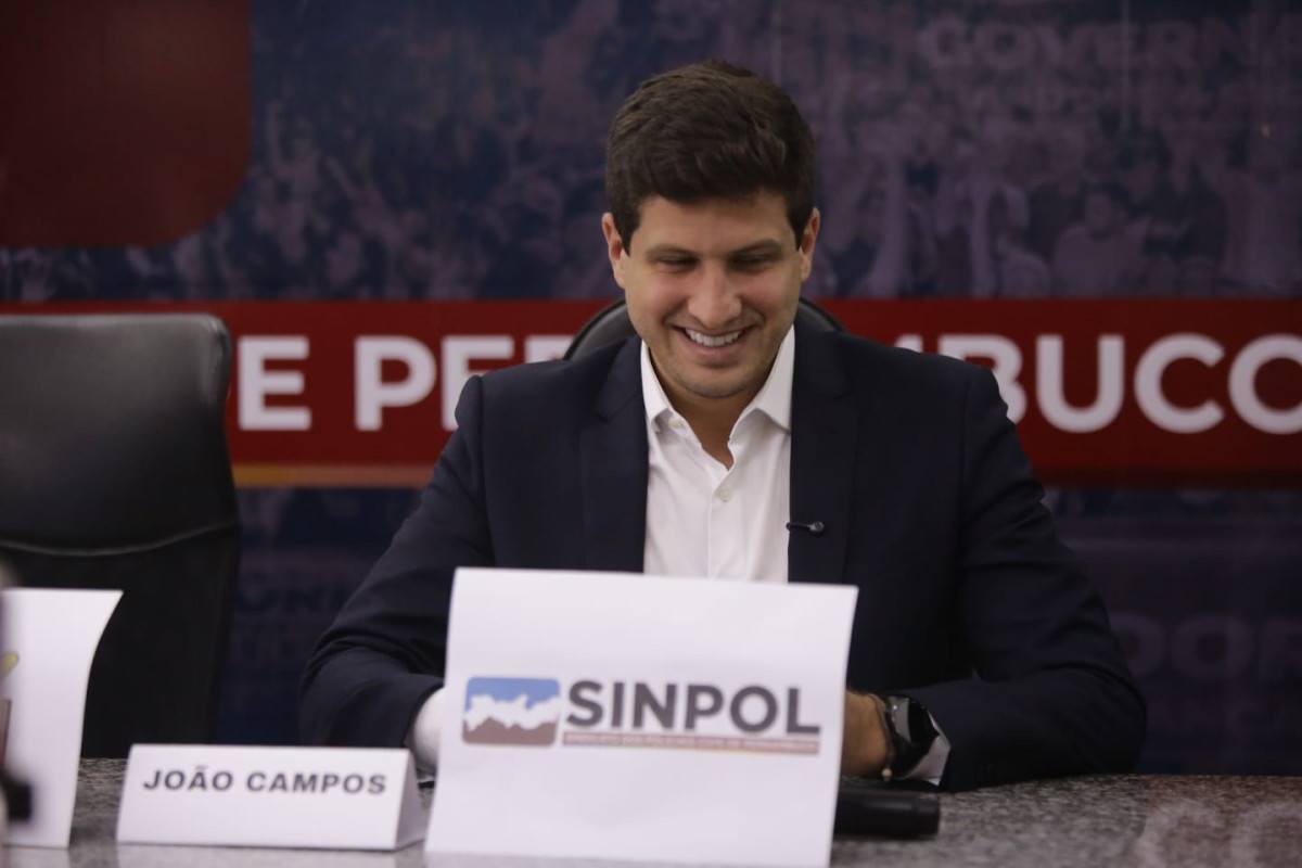 {'nm_midia_inter_thumb1':'https://www.diariodepernambuco.com.br/_midias/jpg/2026/09/10/125x85/1_whatsapp_image_2026_09_10_at_11_53_08__1_-954818.jpeg', 'id_midia_tipo':'undefined', 'id_tetag_galer':'1', 'id_midia':'6aa2d0b4e118a', 'cd_midia':954818, 'ds_midia_link': 'https://www.diariodepernambuco.com.br/_midias/jpg/2026/09/10/whatsapp_image_2026_09_10_at_11_53_08__1_-954818.jpeg', 'ds_midia': '', 'ds_midia_credi': '', 'ds_midia_titlo': '', 'cd_tetag': '14', 'cd_midia_w': '1200', 'cd_midia_h': '800', 'align': 'Clear', 'midias': [954818,954825,954832,954839], 'ds_midma_legen': {'0': '','954818': 'Jo&atilde;o Campos participa de debate promovido pelo Sinpol','954825': 'O candidato da Frente Popular firmou compromisso com a categoria','954832': 'Jo&atilde;o Campos na sede do Sinpol','954839': 'A governadora e candidata &agrave; reelei&ccedil;&atilde;o, Raquel Lyra, n&atilde;o compareceu ao debate'}}