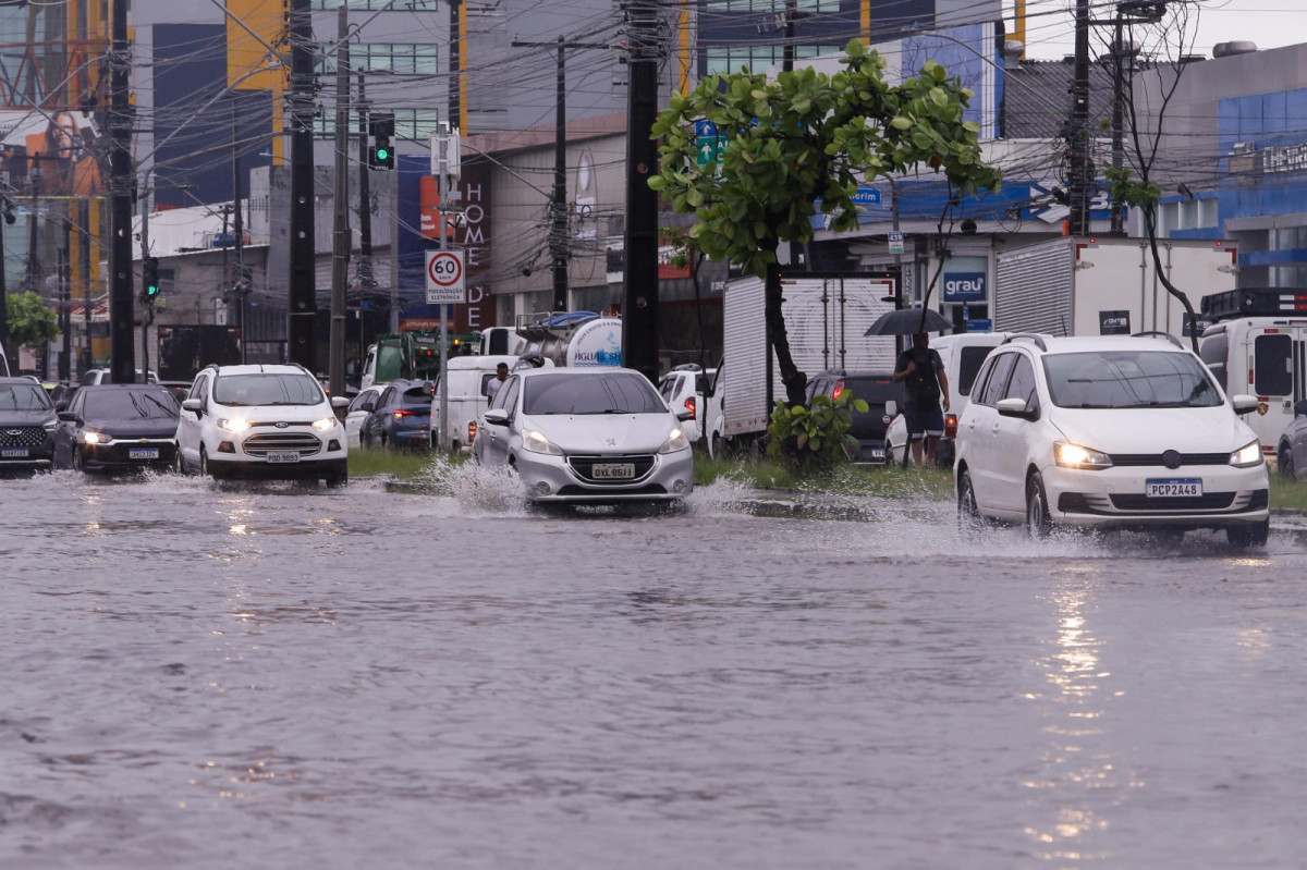 Trechos da Avenida Mascarenhas de Moraes ficam alagados nas chuvas/Rafael Vieira/DP Foto
