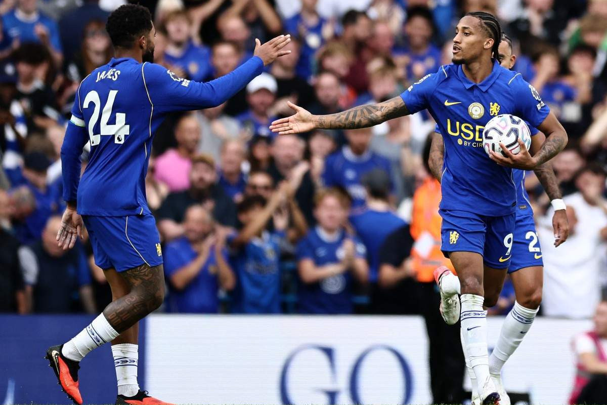O lateral Reece James e o atacante João Pedro/HENRY NICHOLLS / AFP