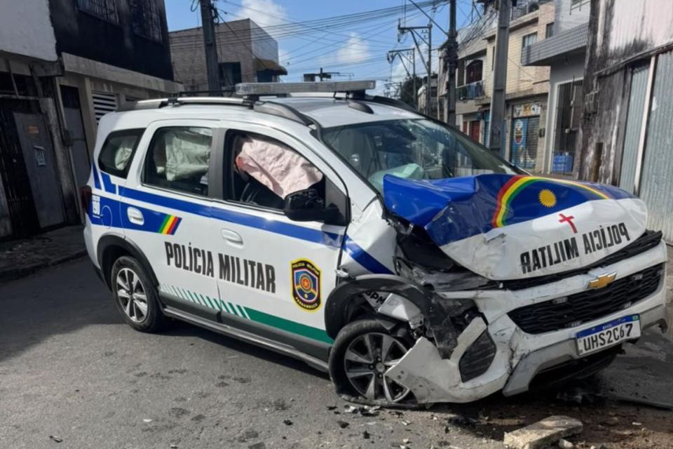 A colisão da viatura da PM com a residência aconteceu na madrugada deste sábado (12)./Reprodução/Instagram/@diariodoibura
