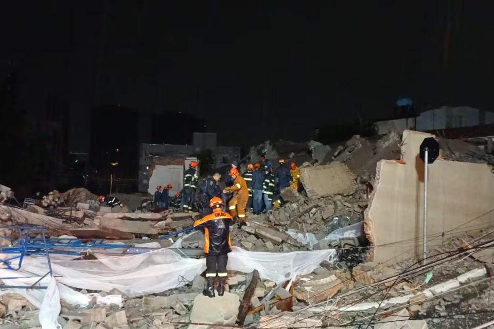 Segundo a Defesa Civil do Estado, por volta das 2 horas da madrugada, um edifício em construção desabou sobre uma residência na Rua Tequici, no bairro da Penha, Zona Leste de São Paulo./Defesa Civil/Divulgação