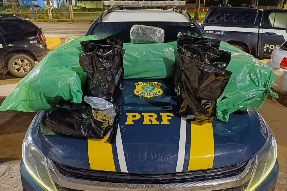 Suspeitos percorreram 35 quilômetros em alta velocidade na tentativa de fugir da abordagem policial; carregamento da 'supermaconha' vinha do Sertão pernambucano./Divulgação/PRF