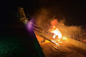 Avi&atilde;o pegou fogo ap&oacute;s sair de pista durante pouso
