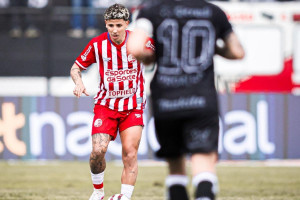 Volante Wenderson, do N&aacute;utico, em duelo contra o Oper&aacute;rio, v&aacute;lido pelo primeiro turno da S&eacute;rie B