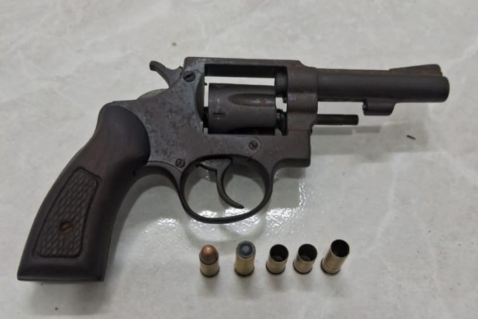 Pistola, com munições, foi apreendida com os suspeitos/PMPE/Divulgação
