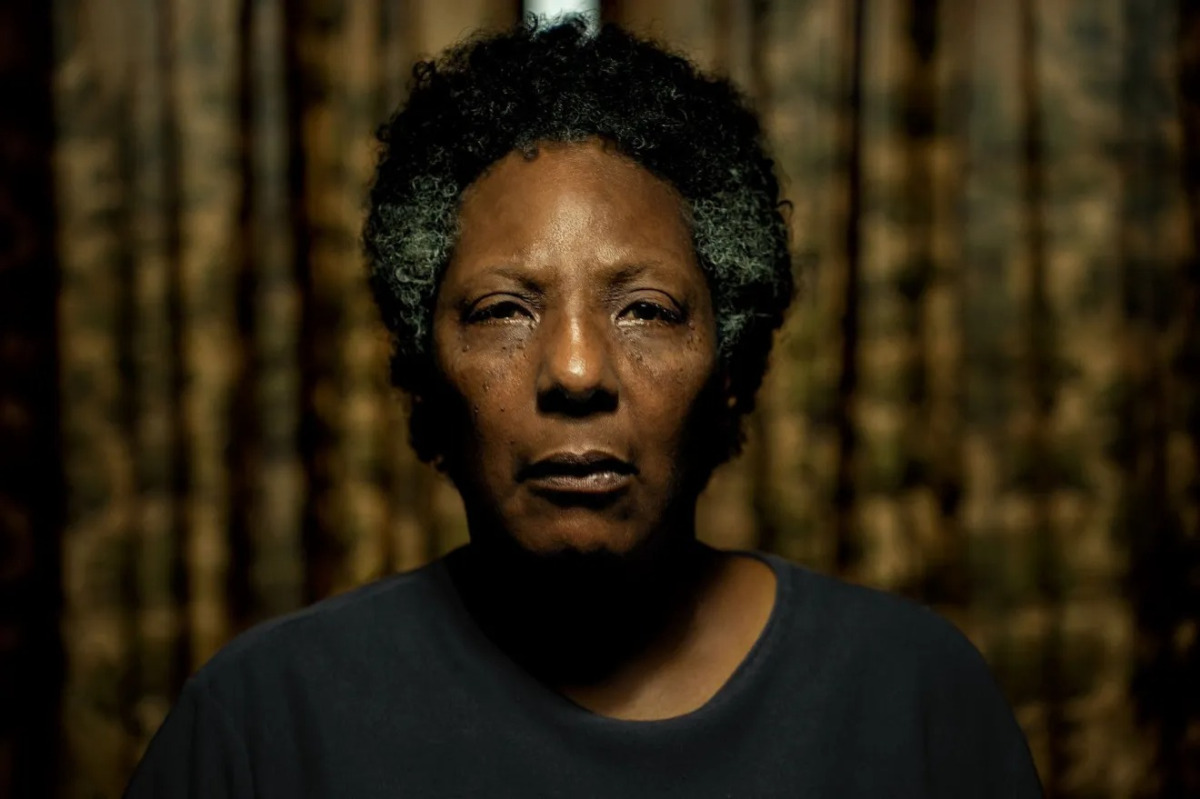 Rejane Faria interpreta mãe que precisa lidar com as consequências de uma perda dolorosa/Divulgação/Netflix