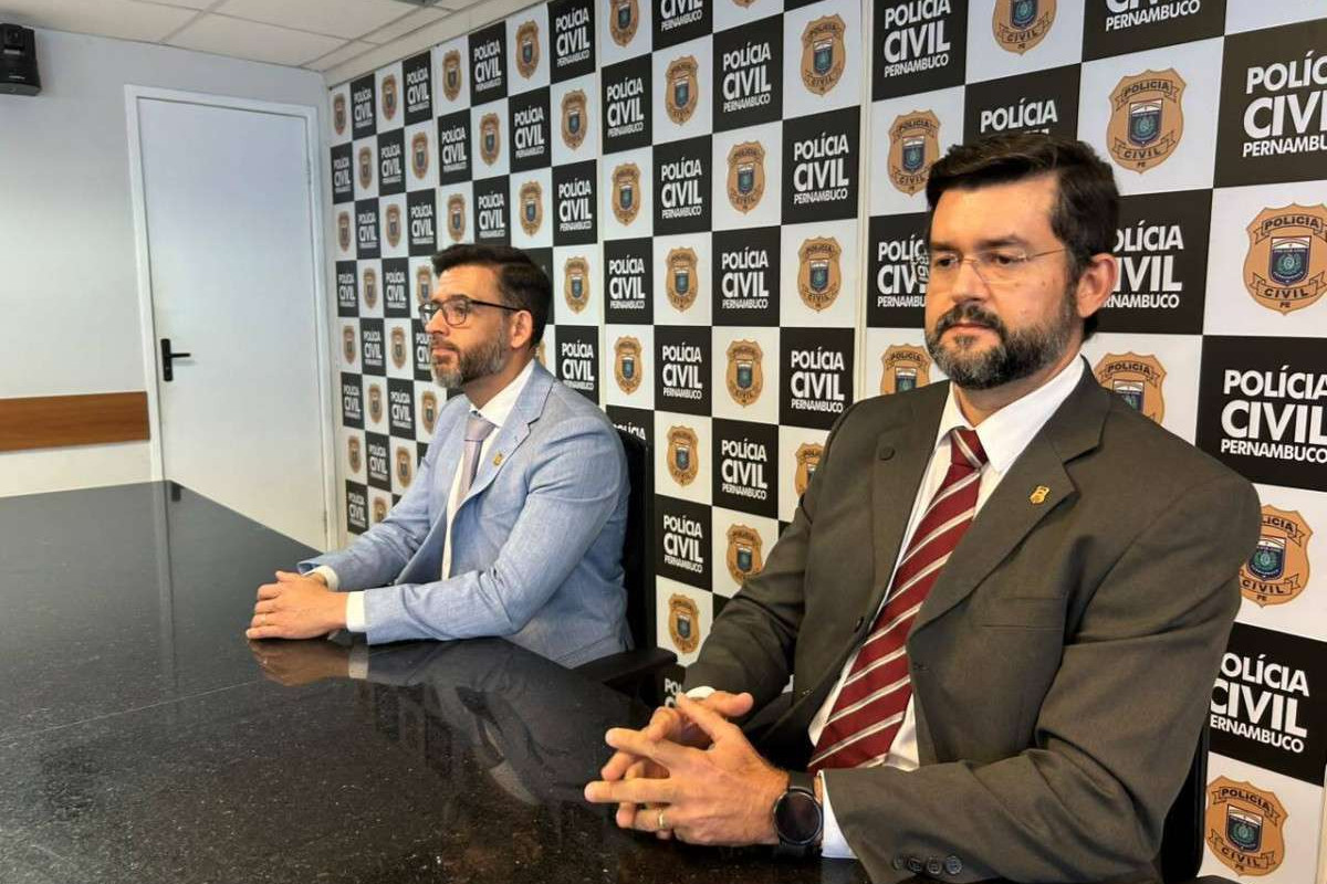 Delegados Ernesto Novaes e João Leonardo detalharam, durante coletiva, a investigação sobre a quadrilha suspeita de aplicar o golpe da falsa entrevista de emprego/Divulgação/PCPE