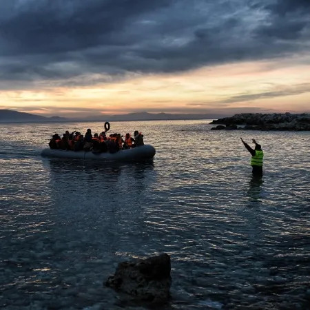 Foto de 2016 mostra bote inflável lotado de imigrantes no norte da ilha de Lesbos, na Grécia, após a embarcação cruzar o mar Egeu, saídos da Turquia/Aris Messinis/AFP