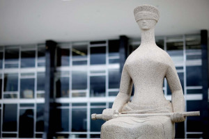 Est&aacute;tua da Justi&ccedil;a diante do STF