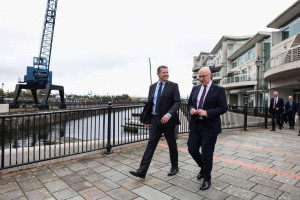 Os primeiros-ministros da Irlanda do Norte, Esc&oacute;cia e Pa&iacute;s de Gales se reuniram na capital galesa para exigir o direito de realizar referendos sobre a independ&ecirc;ncia. 