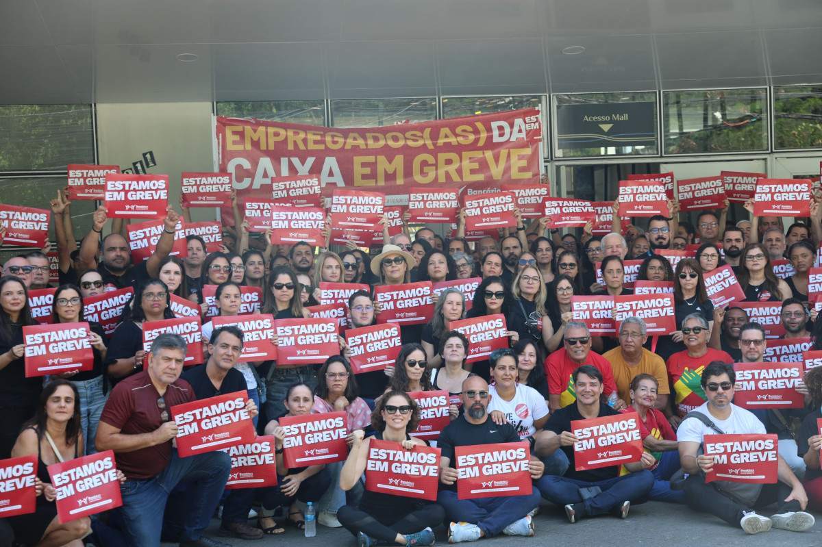 Empregados realizaram ato no Prédio Sede da Caixa Econômica Federal/Sindicato dos Bancários de Pernambuco