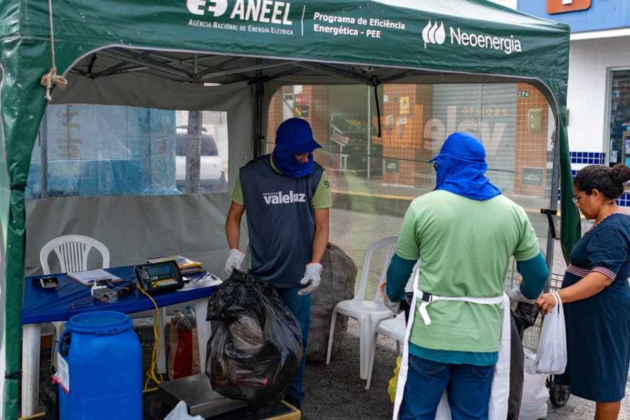 O projeto recebe papel, papelão, plásticos, metais, vidro, óleo de cozinha usado e equipamentos eletrônicos/Foto: Divulgação/Neoenergia