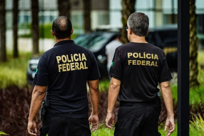 Agentes da Polícia Federal cumprem mandados em operação que apura corrupção, tráfico de influência e lavagem de dinheiro/Rafa Neddermeyer/Agência Brasil