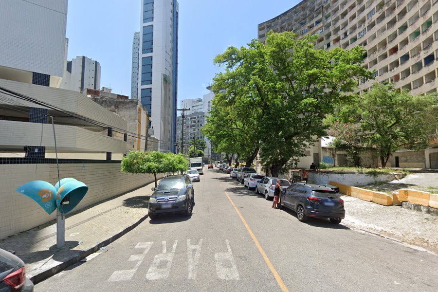 Rua Salgueiro, em Boa Viagem, teve o sentido de circulação alterado pela CTTU nesta segunda-feira (14)/Google Street View/Reprodução
