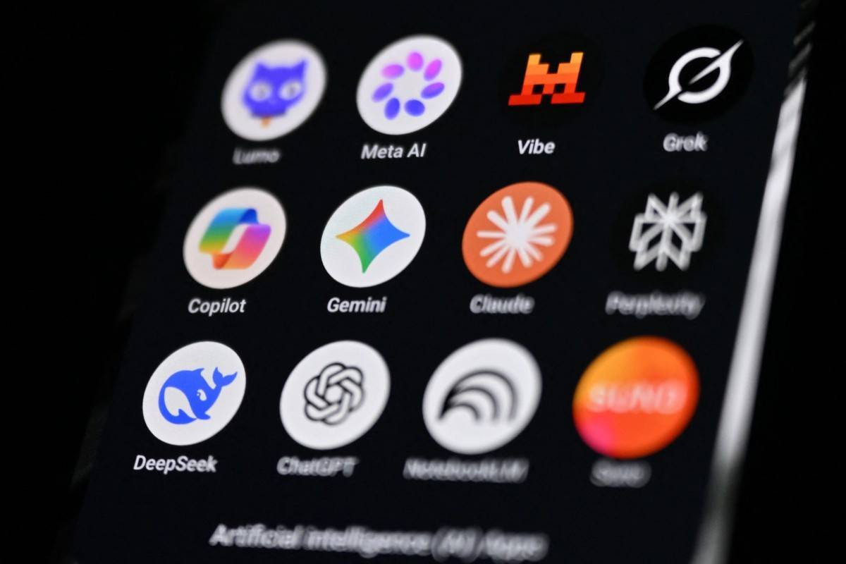 Da esquerda para a direita, os aplicativos de IA: Lumo, Meta AI, Mistral Vibe , Grok, Copilot, Gemin, Claude, Perplexity, Deepseek, ChatGPT, NotebookLM) e o aplicativo de música por IA generativa Suno/Martin Lelievre/AFP