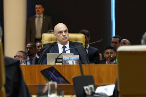 O ministro Alexandre de Moraes na sess&atilde;o plen&aacute;ria extraordin&aacute;ria do STF desta ter&ccedil;a (15)