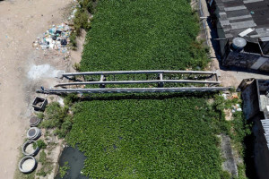 Moradores se unem para reconstruir ponte entre Jardim Brasil 1 e Ouro Preto, em Olinda
