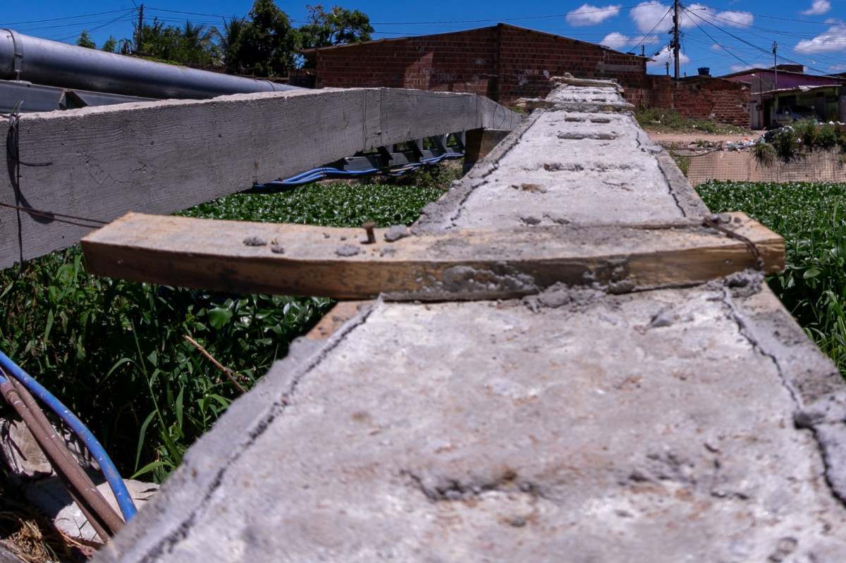 Moradores se unem para reconstruir ponte entre Jardim Brasil 1 e Ouro Preto, em Olinda
 (Rafael Vieira/DP Fotos)