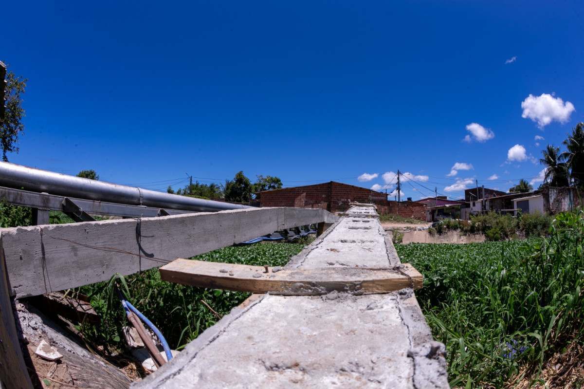 Moradores se unem para reconstruir ponte entre Jardim Brasil 1 e Ouro Preto, em Olinda
 (Rafael Vieira/DP Fotos)