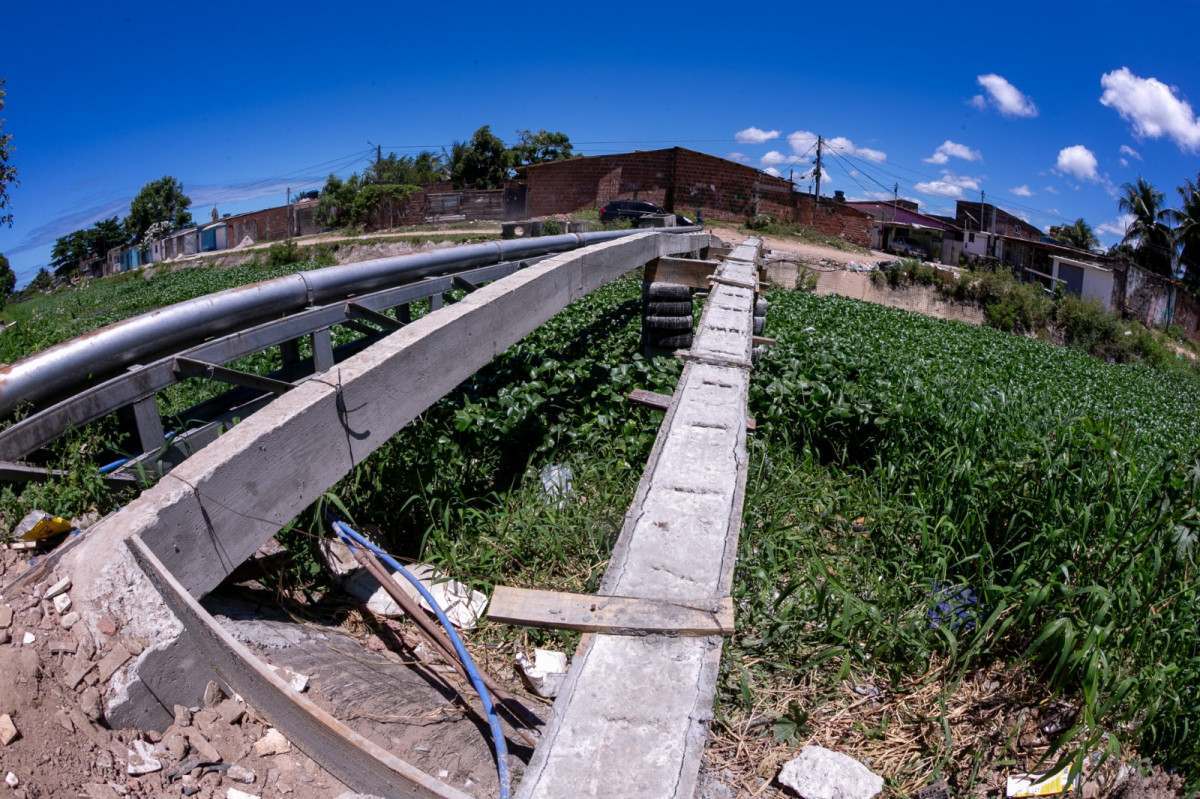Moradores se unem para reconstruir ponte entre Jardim Brasil 1 e Ouro Preto, em Olinda
 (Rafael Vieira/DP Fotos)