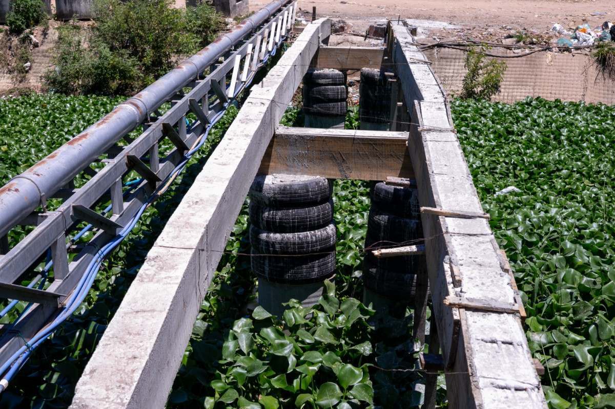 Moradores se unem para reconstruir ponte entre Jardim Brasil 1 e Ouro Preto, em Olinda
 (Rafael Vieira/DP Fotos)