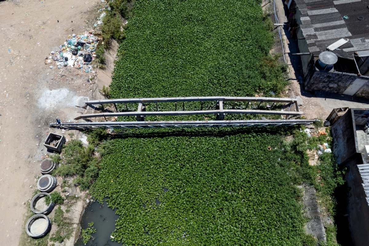 Moradores se unem para reconstruir ponte entre Jardim Brasil 1 e Ouro Preto, em Olinda
/Rafael Vieira/DP Fotos
