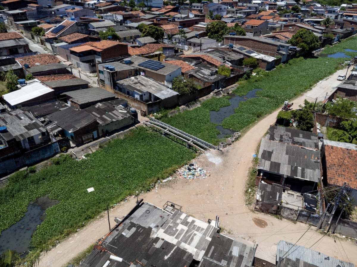 Moradores se unem para reconstruir ponte entre Jardim Brasil 1 e Ouro Preto, em Olinda
 (Rafael Vieira/ DP Fotos)