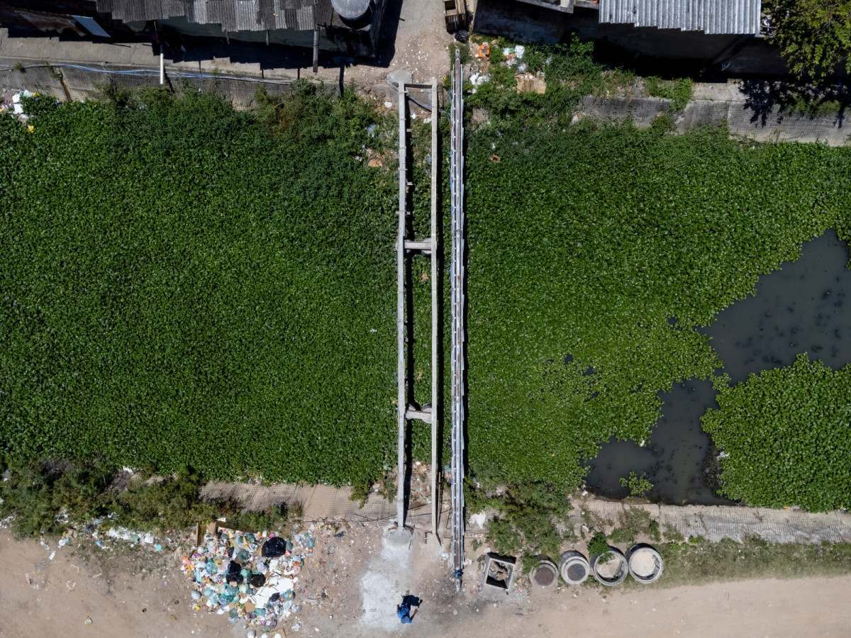 Moradores se unem para reconstruir ponte entre Jardim Brasil 1 e Ouro Preto, em Olinda
 (Rafael Vieira/ DP Fotos)