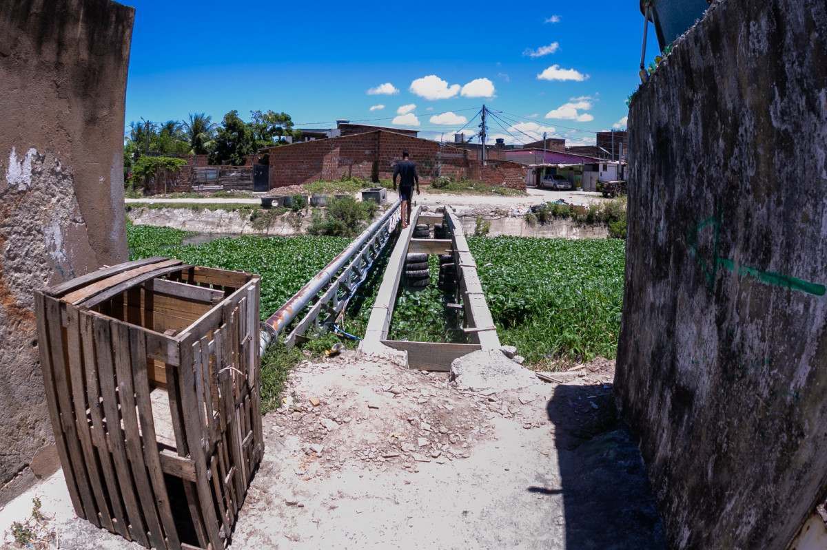 Moradores se unem para reconstruir ponte entre Jardim Brasil 1 e Ouro Preto, em Olinda
 (Rafael Vieira/ DP Fotos)