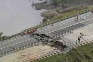 Rodovia pedagiada de Suape &eacute; liberada ap&oacute;s reparo em ponte que rompeu e formou cratera