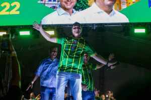 Fl&aacute;vio Bolsonaro diz que Lula aumentou Bolsa Fam&iacute;lia em "ato de desespero" e tenta comprar votos