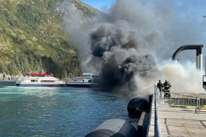 Inc&ecirc;ndio no p&iacute;er de cruzeiros de Whittier, no Alasca