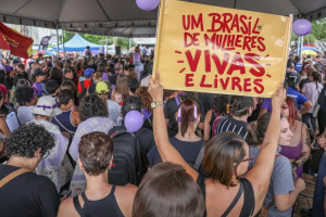 Viol&ecirc;ncia muda rotina e escolhas de 98% das mulheres brasileiras