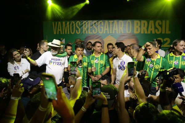Primeiro ato de Fl&aacute;vio Bolsonaro (PL) durante passagem pelo Recife