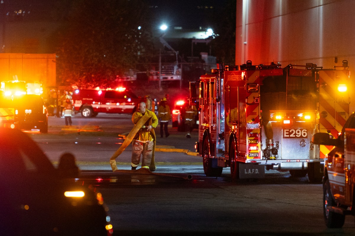 Primeiros socorristas na cena após acidente em Los Angeles, Califórnia/BLAKE FAGAN/AFP