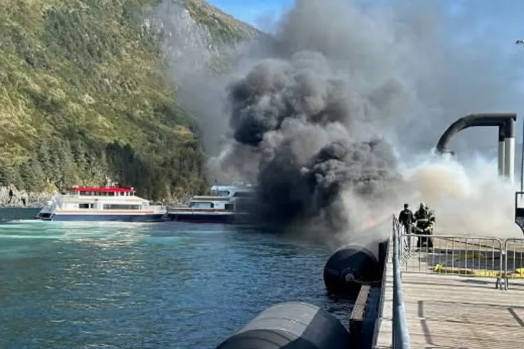 Incêndio no píer de cruzeiros de Whittier, no Alasca/Reprodução/Redes Sociais USCG