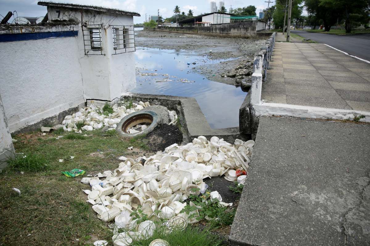 Rio Beberibe acumula lixo e tem forte mau cheiro sob ponte na divisa entre Recife e Olinda
 (Maurício Ferry/DP Fotos)