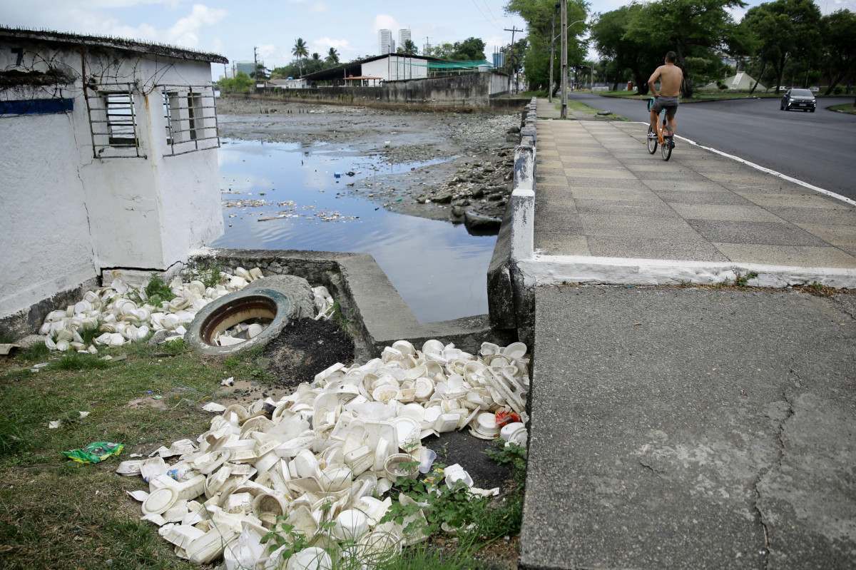 Rio Beberibe acumula lixo e tem forte mau cheiro sob ponte na divisa entre Recife e Olinda
 (Maurício Ferry/DP Fotos)