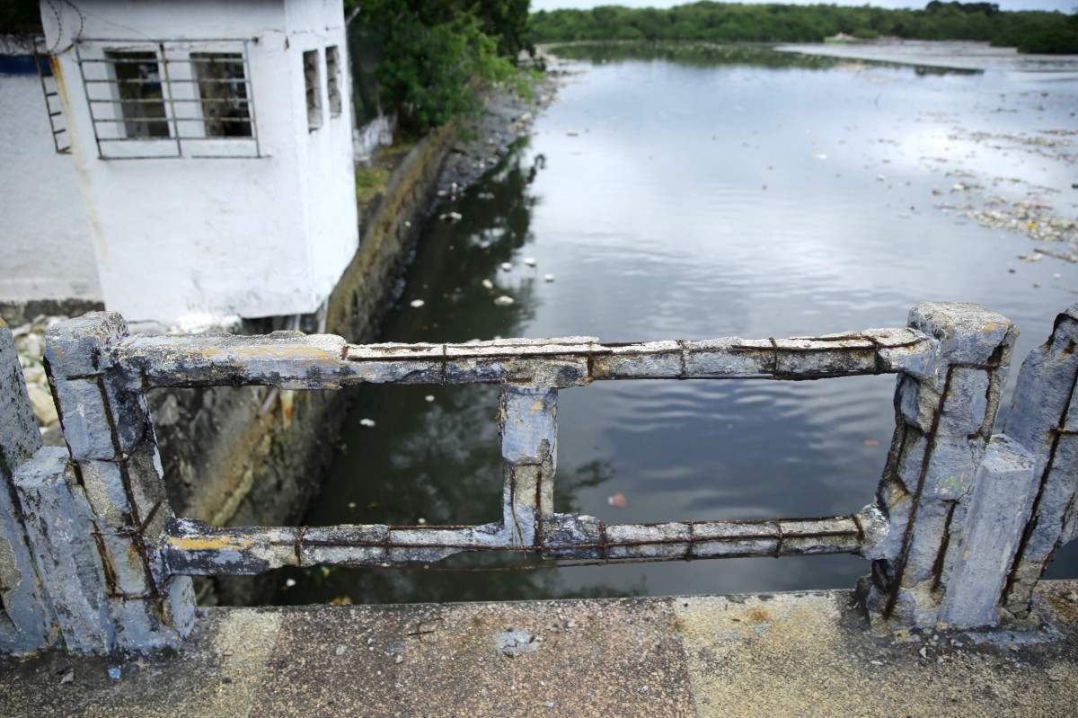 Rio Beberibe acumula lixo e tem forte mau cheiro sob ponte na divisa entre Recife e Olinda
 (Maurício Ferry/DP Fotos)